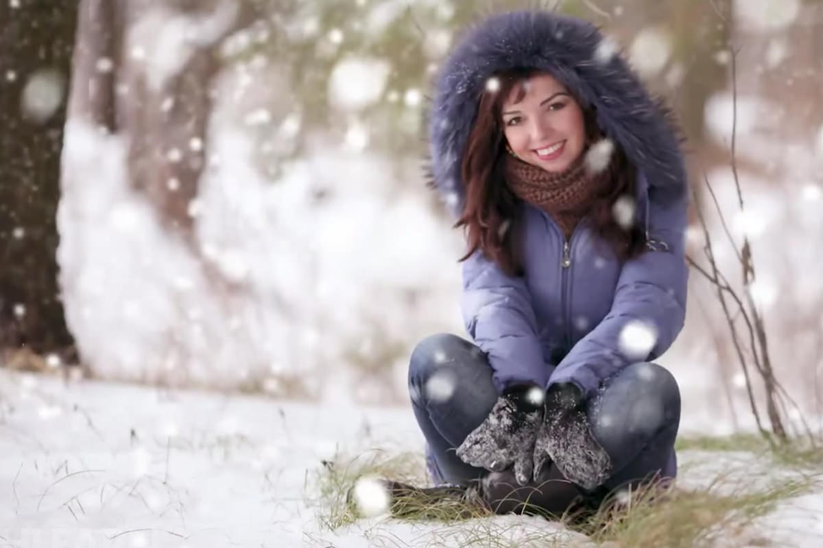 Женщина в сугробе. Фотосессия на снегу. Зимняя фотосессия в лесу. Зимний женский портрет. Зимняя фотосессия со снегом.