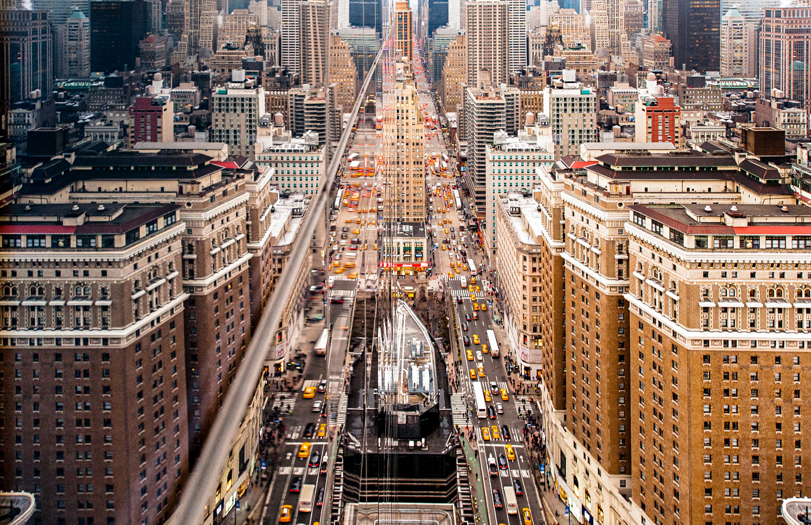 New york 3. Нью-Йорк. Улицы небоскрёбы в Манхэттене Нью-Йорк. Многоэтажка в Нью Йорке. Нью Йорк вид с улицы.