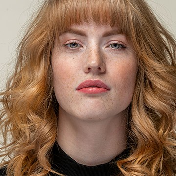 Close-up portrait of a red-haired woman with freckles, thumbnail for an advanced portrait retouching tutorial in Photoshop