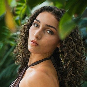 Woman with curly hair among tropical leaves, thumbnail for 10 Photoshop tips